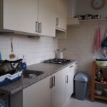 ruime open keuken met apparatuur
